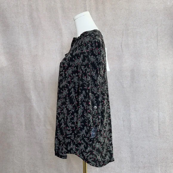 Dear Scarlett Chic & Classic Feminine Black Tunic with Ditsy Floral - Picture 2 of 6